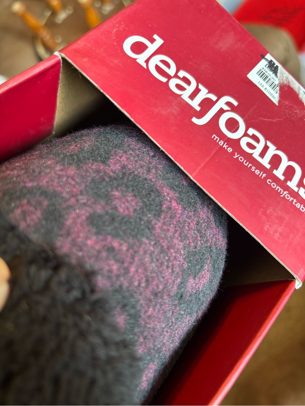 dearfoams White Box with Maroon Logo